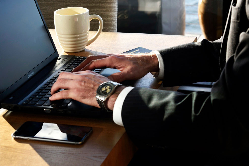 cta-homem-digitando-no-computador