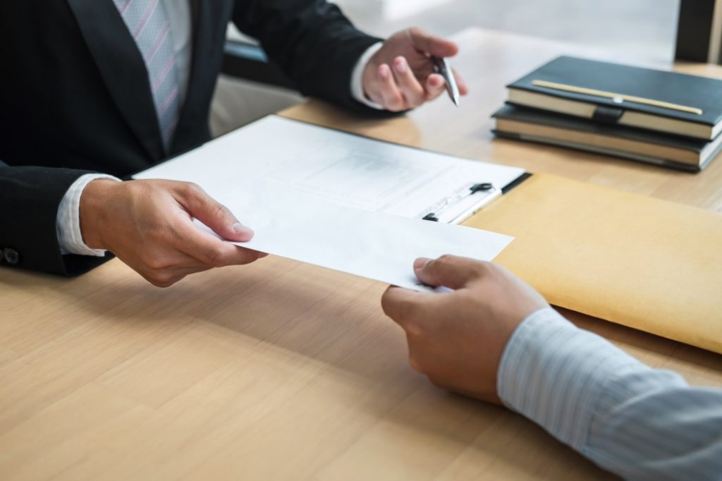 Quais são os prazos para pagamento das verbas rescisórias e o que empresas e empregados devem fazer para garantir seus direitos