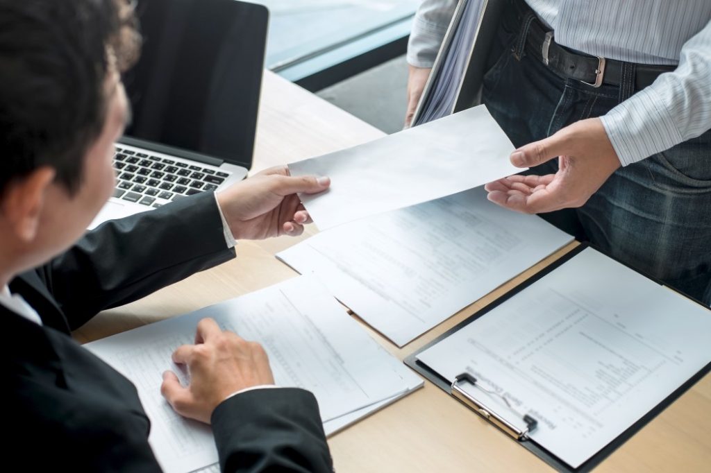 parcelamento de verbas rescisórias - empregador entregando envelope a um empregado