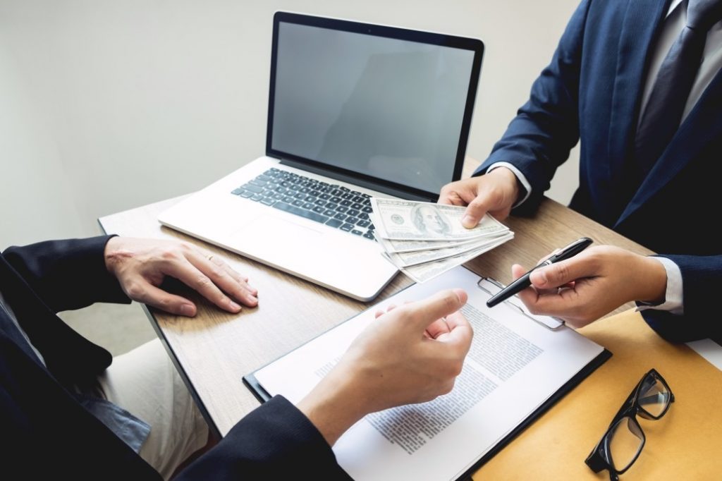 Carteira assinada - Entregando o dinheiro