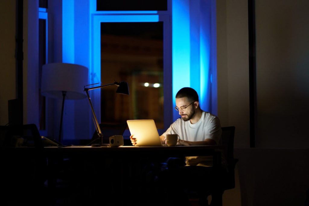 Calculo de horas extras - Homem trabalhando a noite