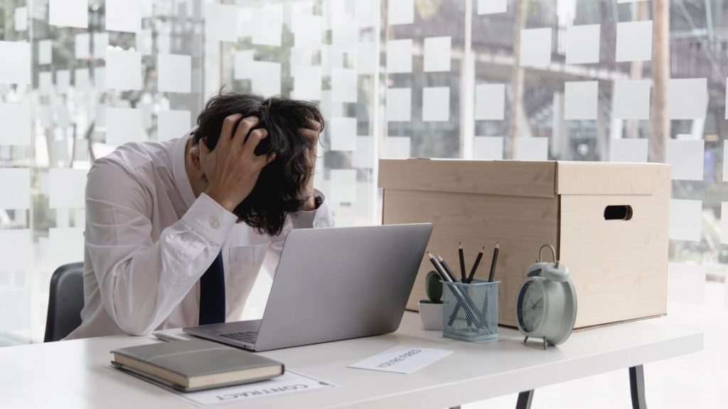 Demissão sem justa causa - Homem triste demitido