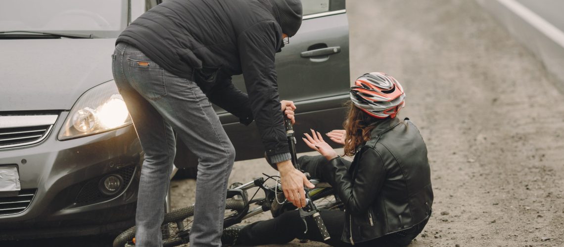 Acidente de trajeto - Mulher de bicicleta sofre acidente no trajeto para o trabalho