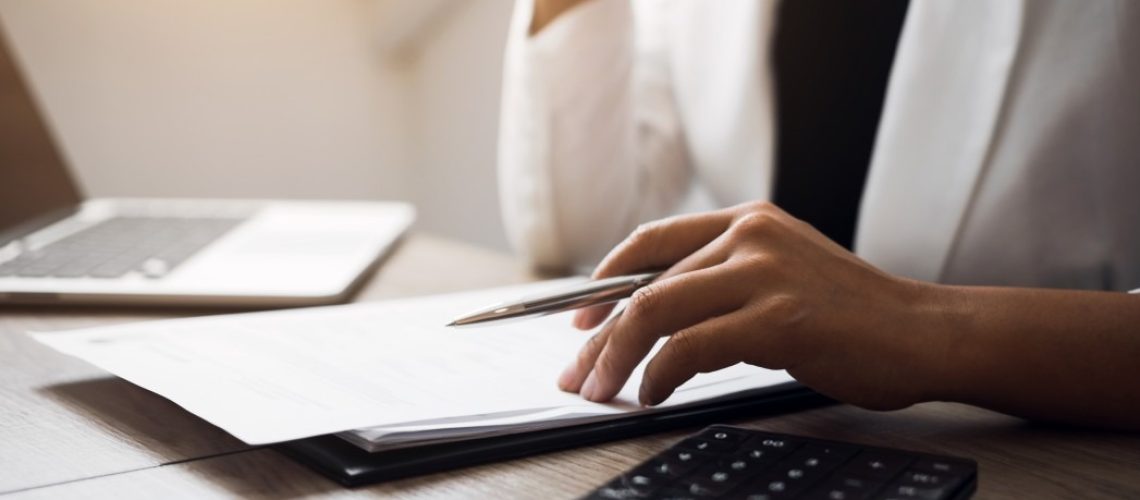 Cálculo verbas rescisórias - Homem calculando verbas rescisórias