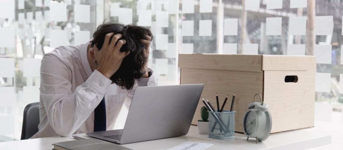 Demissão sem justa causa - Homem triste demitido