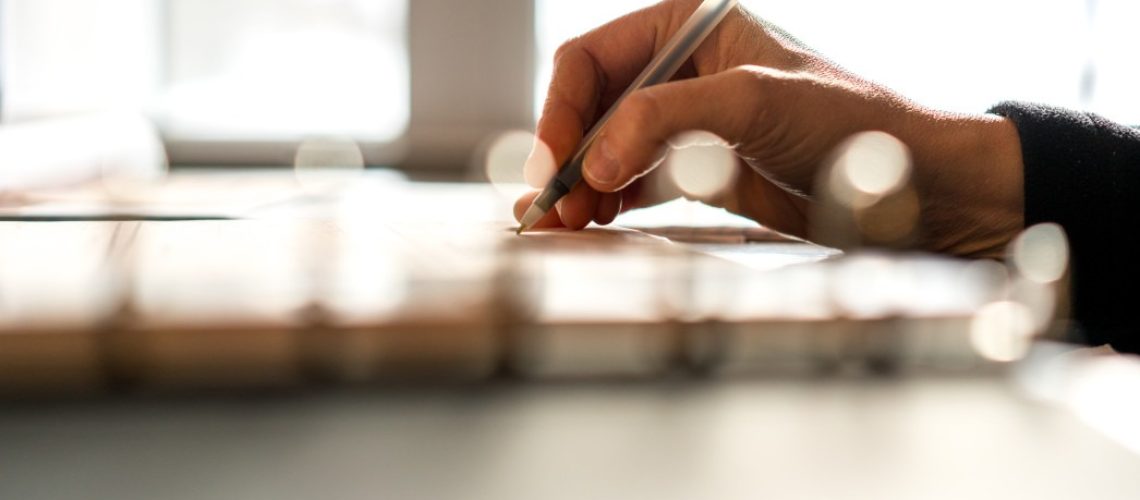 Ausência de pagamento do fgts completo - pessoa escrevendo emk um caderno com uma caneta