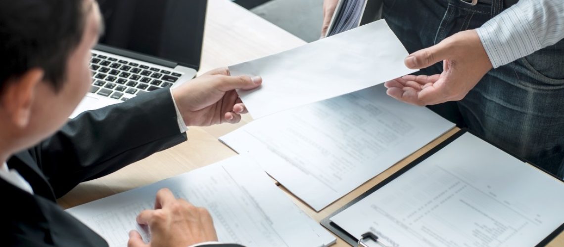 parcelamento de verbas rescisórias - empregador entregando envelope a um empregado