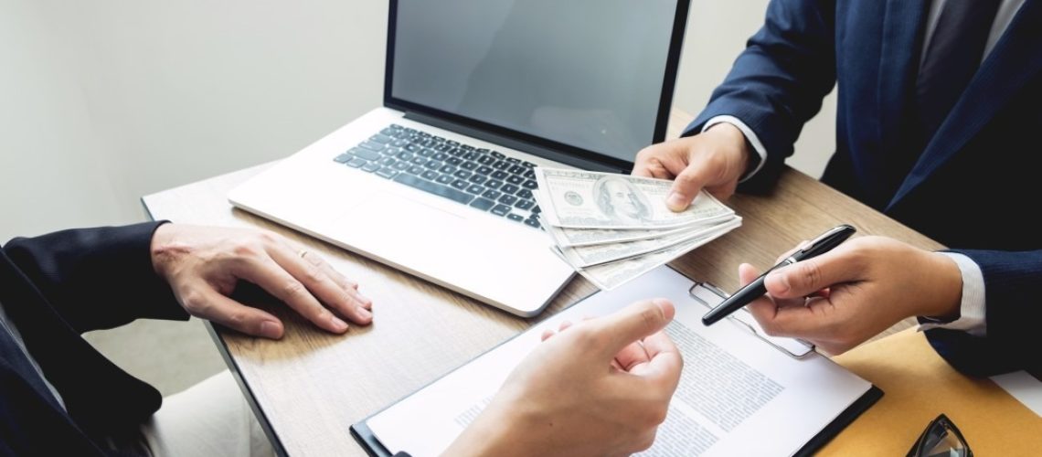 Carteira assinada - Entregando o dinheiro