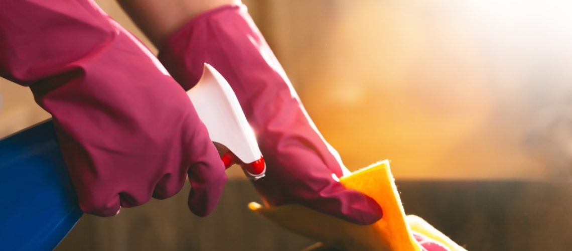 vínculo de empregada domestica - pessoa limpando mesa com um pano amarelo