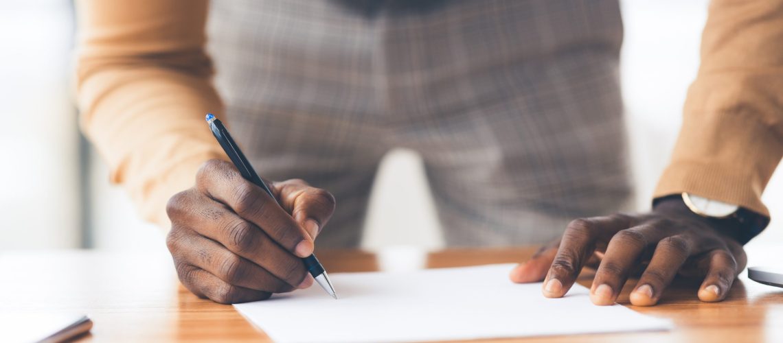 Entenda o que são as verbas rescisórias e se é possível fazer o pagamento parcelado desse benefício trabalhista.