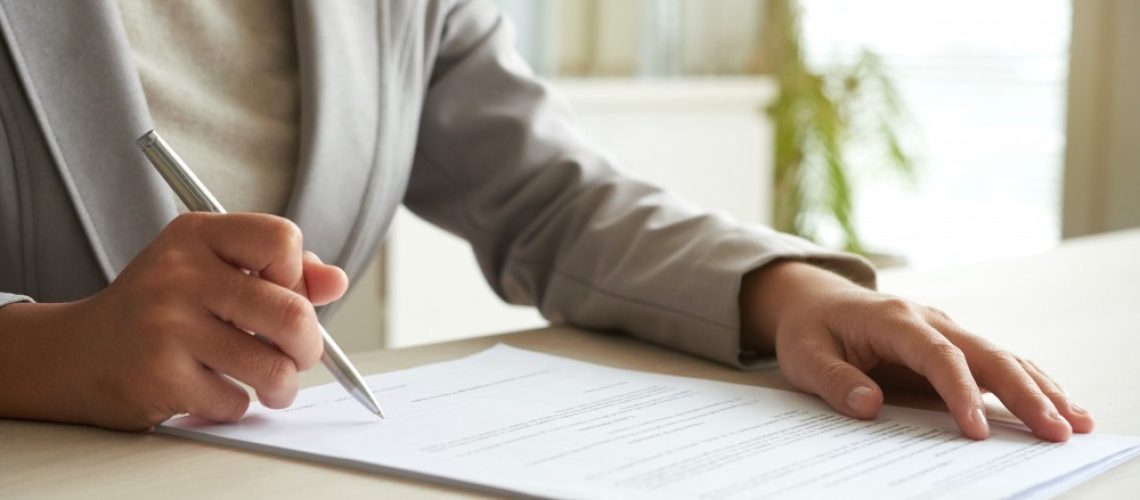 pessoa assinando o contrato