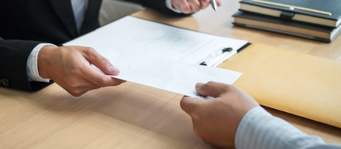 Quais são os prazos para pagamento das verbas rescisórias e o que empresas e empregados devem fazer para garantir seus direitos