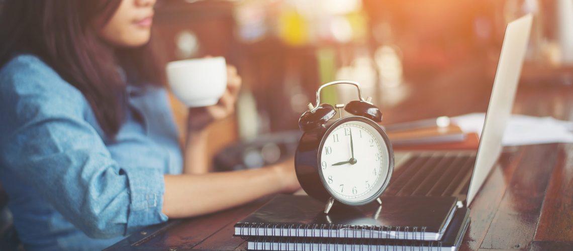 Neste artigo, vamos abordar os principais pontos sobre a jornada de trabalho, incluindo a carga horária permitida, os tipos de jornada.