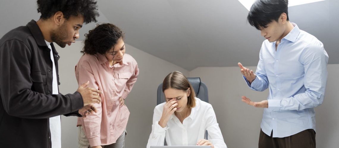 Saiba o que é a dispensa discriminatória, como identificá-la, como buscar reparação e proteger seus direitos no trabalho.